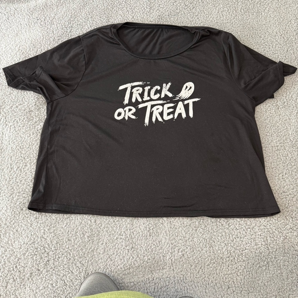 Women’s Trick or Treat Cropped T-Shirt Black‎ Halloween Ghost